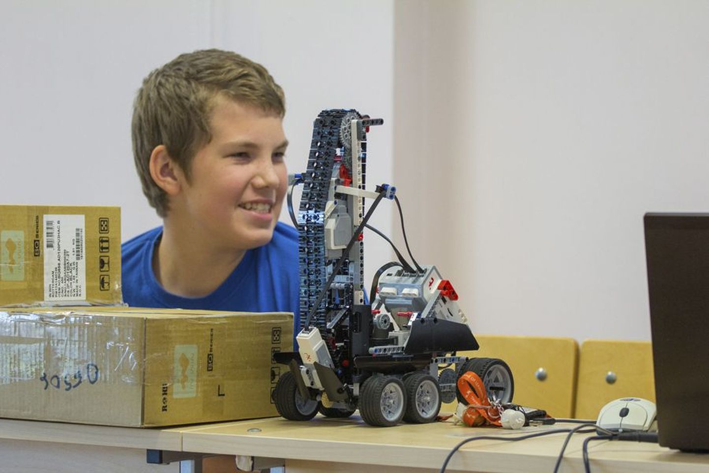 Viljandi Kesklinna kooli poisid olid kokku pannud roboti, millega nad loodavad teha revolutsiooni ratastoolide maailmas.