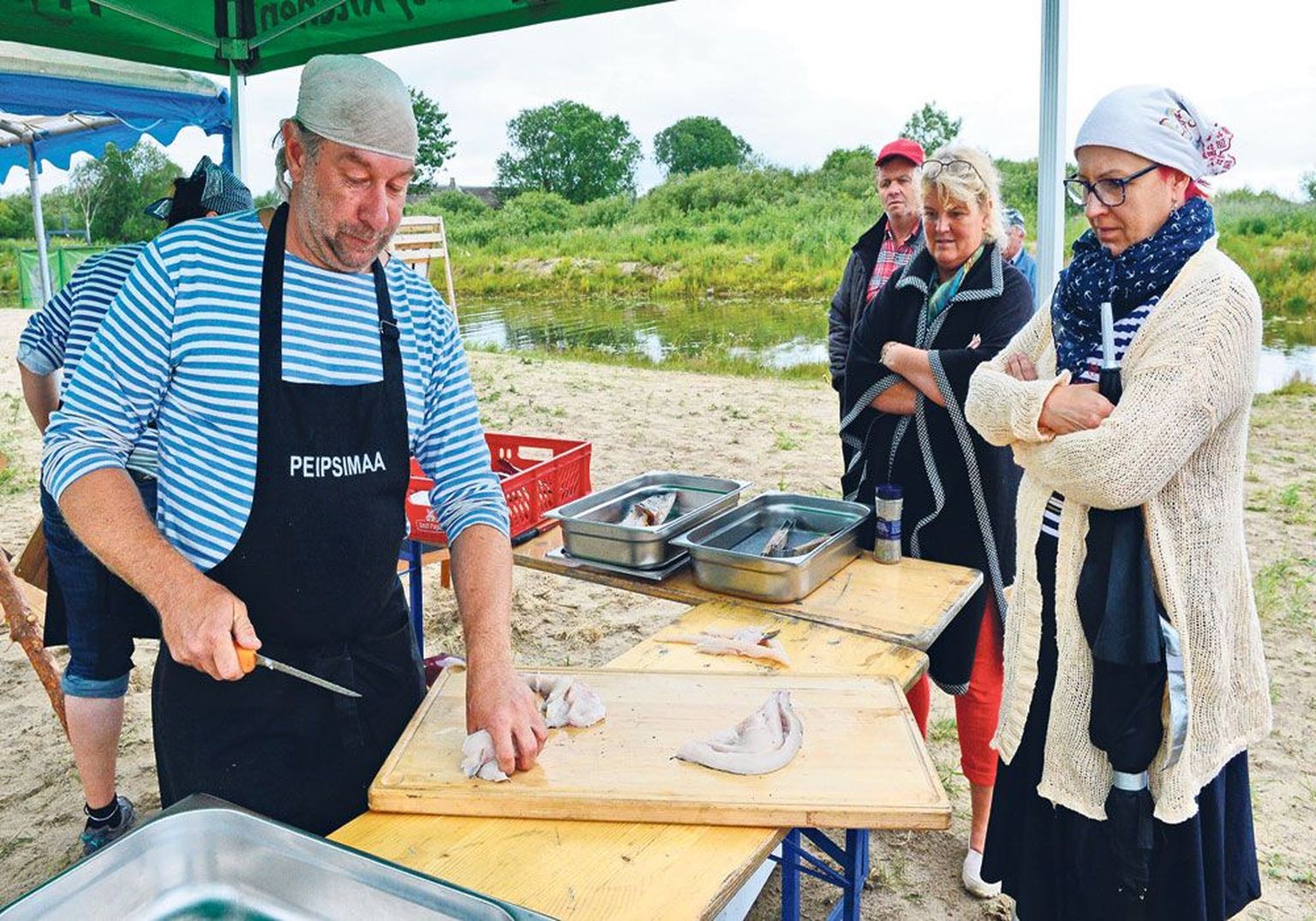 Peipsimaa kogukonnaköögi kalakoka Tauno Laasiku osavate näppude vahel vabanes haug sisikonnast, uimedest, peast ja kõikidest rohketest luudest vaid mõne minutiga.