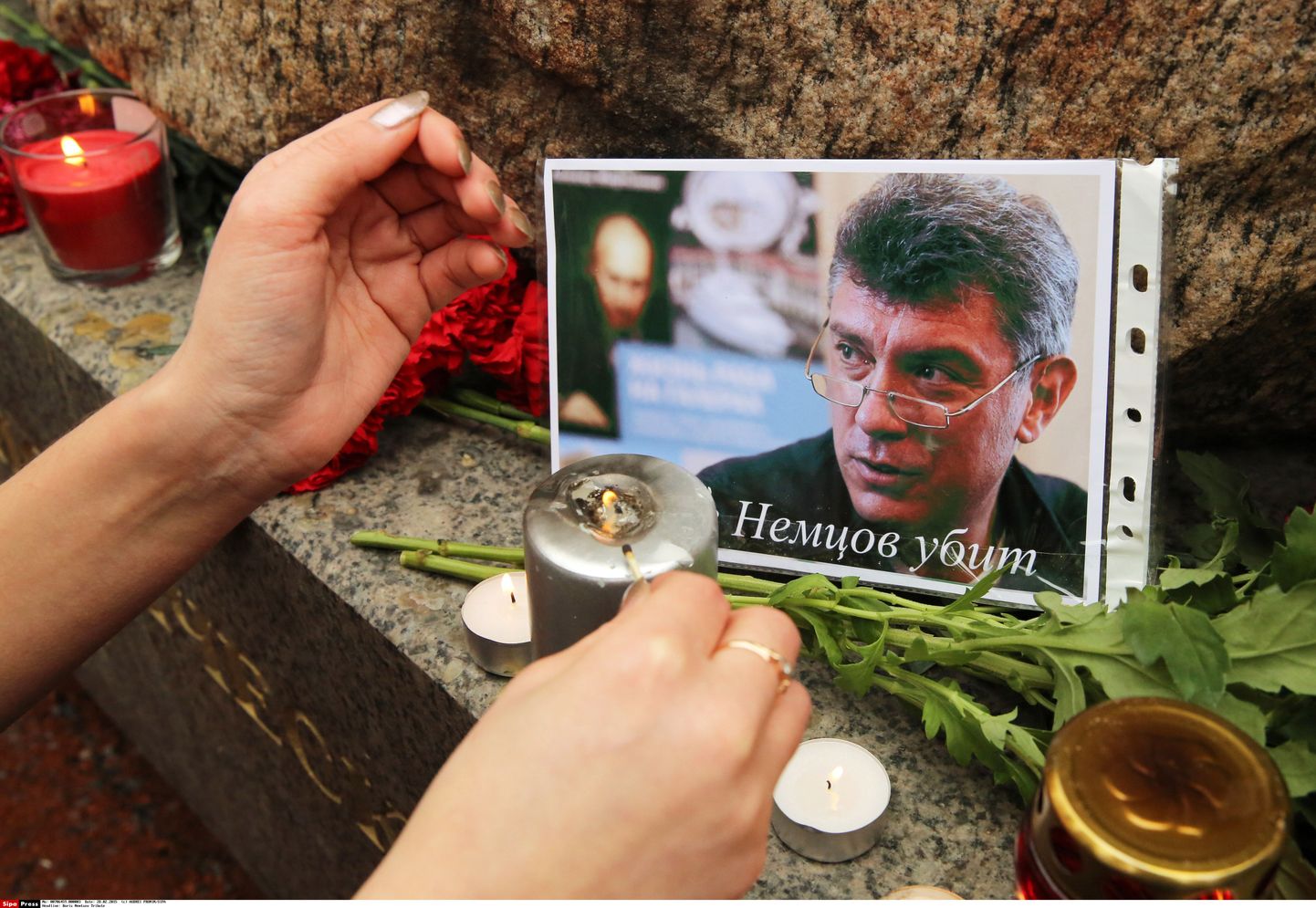 Peterburi elanik reede öösel mõrvatud Boriss Nemtsovi mälestamas.
