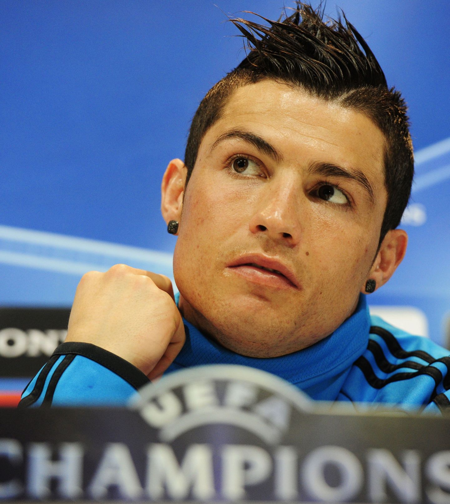 На предматчевой пресс-конференции в Мадриде 13 марта выяснилось, что форвард "Реала" Роналду сделал новую прическу.