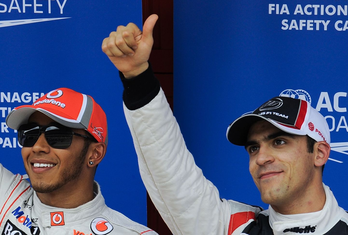 Lewis Hamilton ja Pastor Maldonado pärast kvalifikatsioonisõitu.