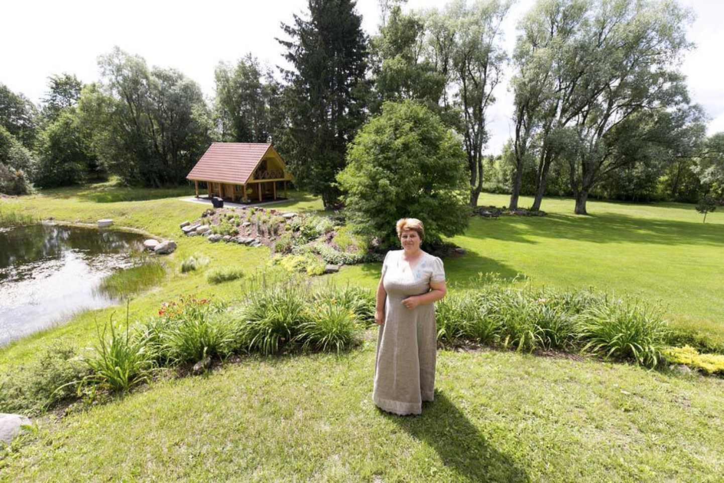 Kaevandi talu perenaine Anu Nurmsalu ootab aias külalisi.