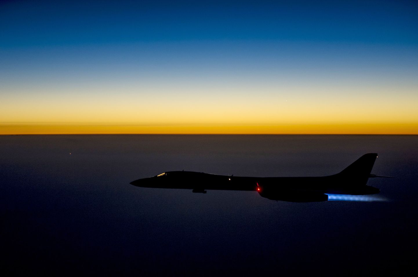 Американский бомбардировщик B-1B возвращается на базу в Ирак после нанесения бомбовых ударов по Сирии.