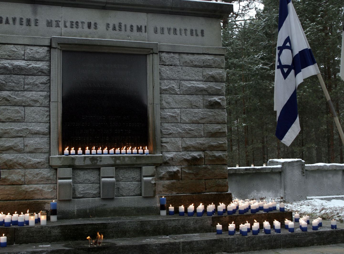Свечи у памятника жертвам концлагеря в Клоога. Архивное фото