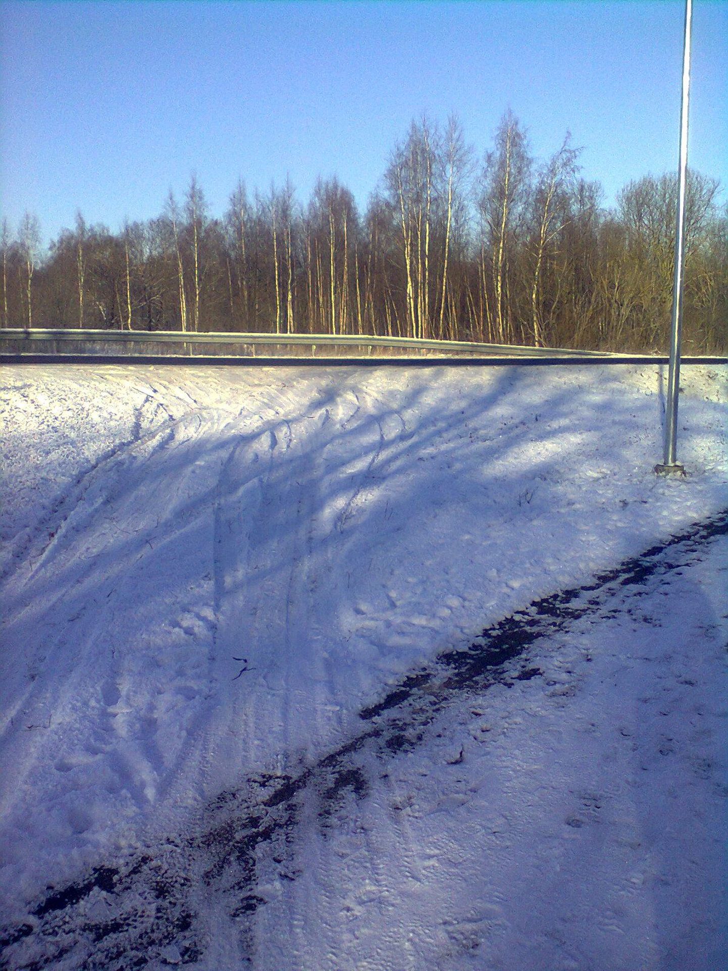 Jäljed lumel näitavad, et autojuhtid on leidnud omavolilise võimaluse pealesõiduks Uus-Sauga tänavalt Pärnu ümbersõiduteele.
