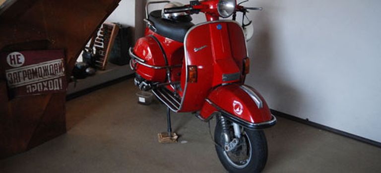 Vēsturisko faktu izdaiļotie Latvijas suvenīri Ernštreitu mājoklī labi sader ar spilgti sarkano motorolleri 