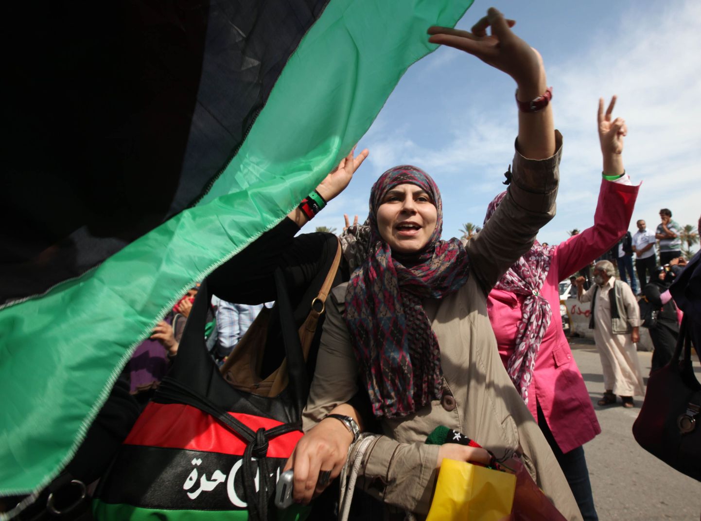 Gaddafi tapmist tähistavad naised Tripolis.