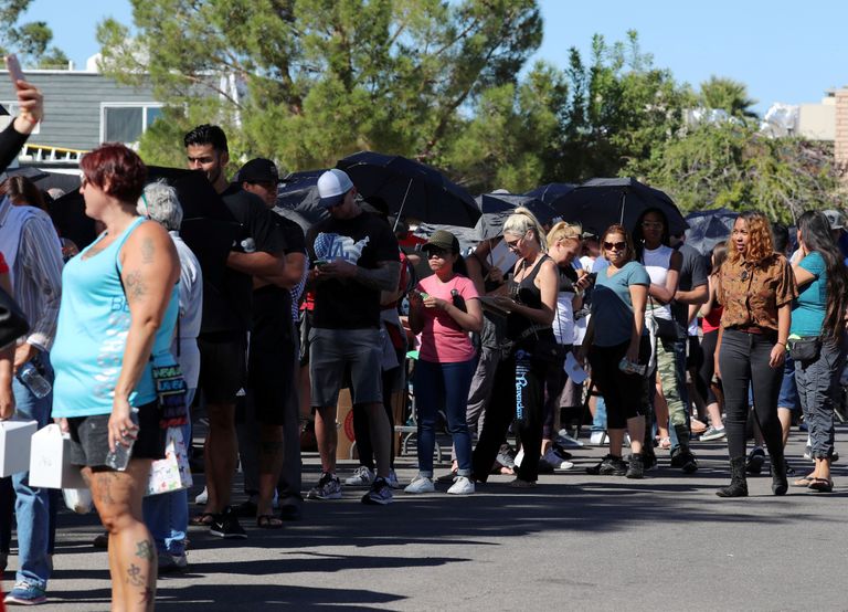 Sajad inimesed seisavad Las Vegases järjekorras, et saaksid verd loovutada / Mike Blake/Reuters/Scanpix