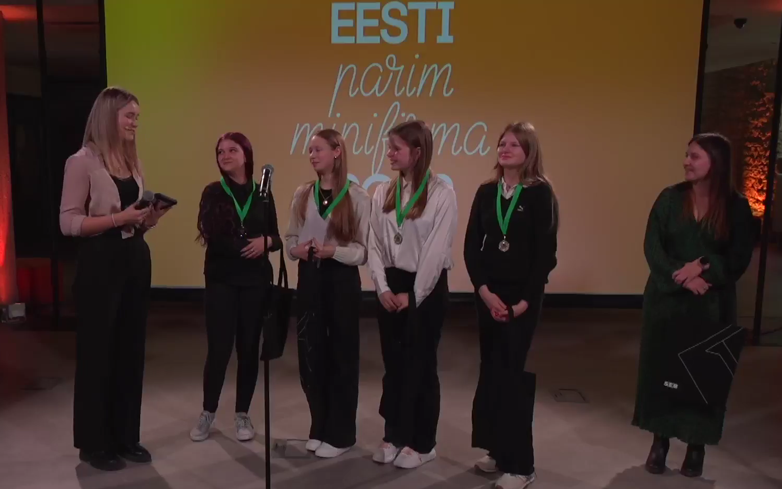 Jõhvi põhikooli minifirmasse Suure Sõbra Abi kuuluvad Alyn Hindreus, Darja Nikitina, Mariel Paas ja Mirtel Kõue Gamzejev. Nende juhendaja on Karolin Luik.