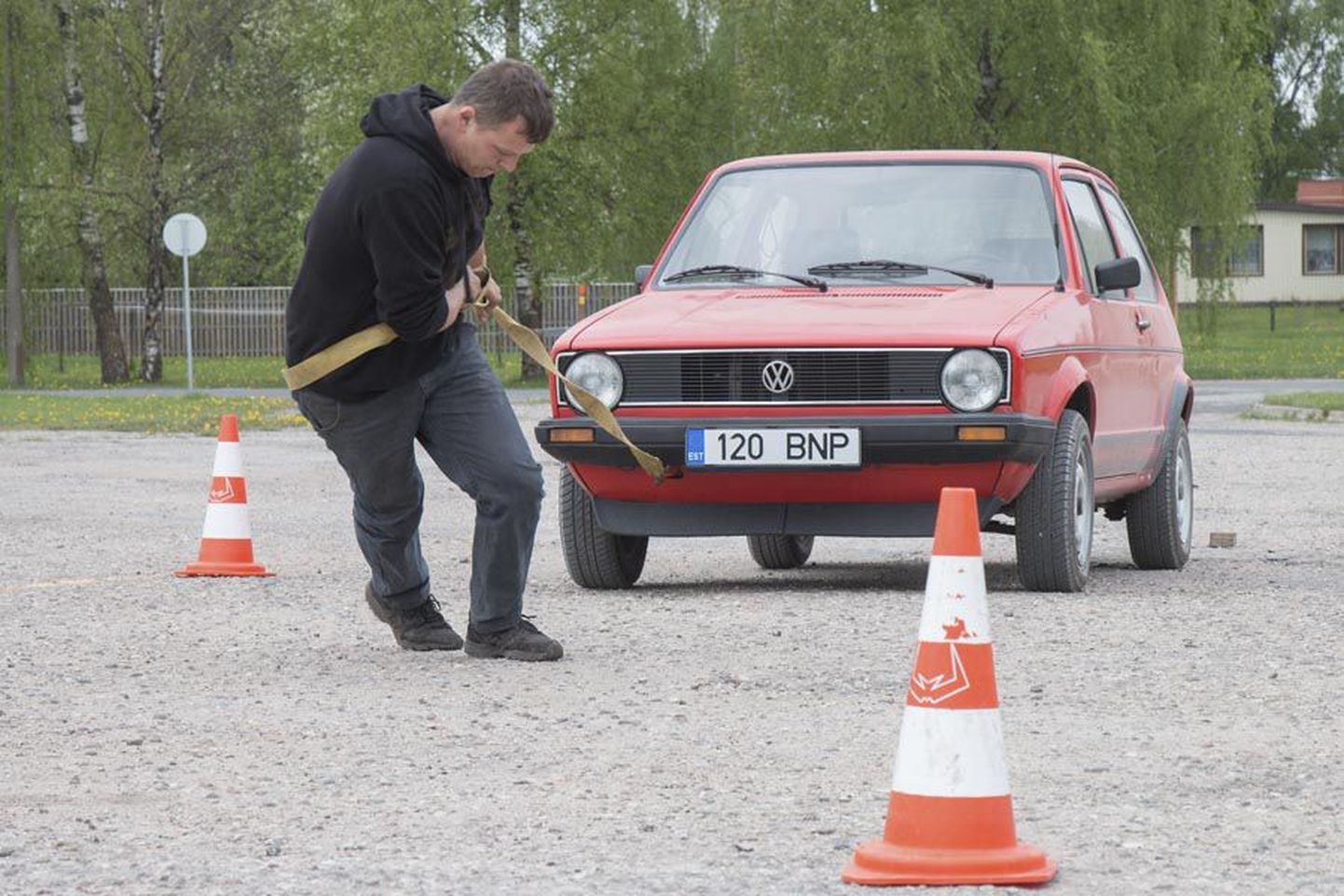Revo Taar oli Eesti Volkswageni klubi «Kevadkruiisil» mitmendat korda. Enne teeleasumist mõõtsid osalejad omavahel jõudu. Paigalt tuli sikutada esimese seeria Golf.