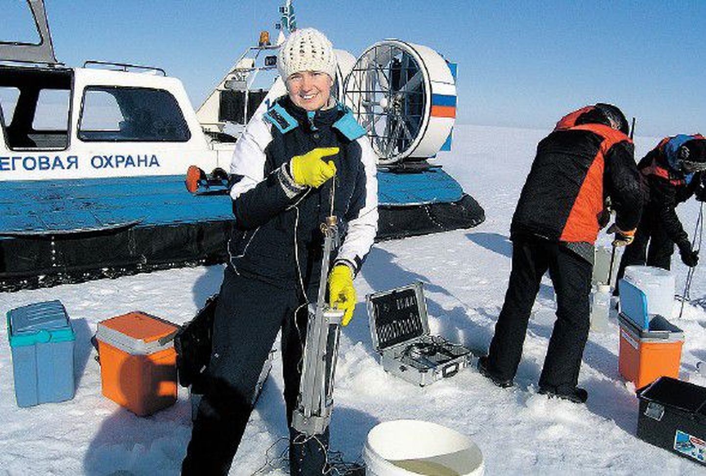 Докторант Эстонского университета естественных наук Ольга Бухвестова берет пробы воды.