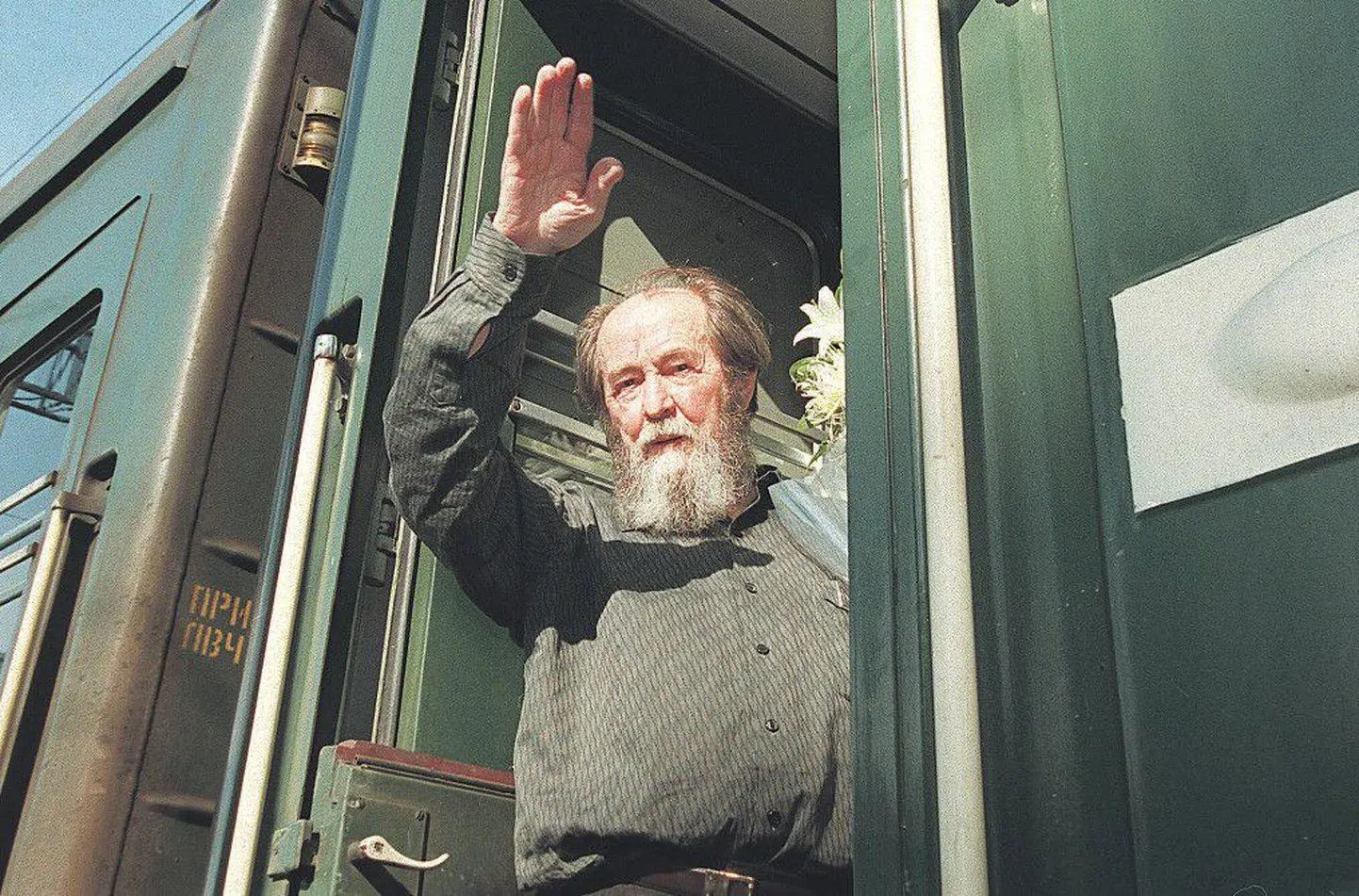 После двадцатилетней эмиграции Солженицын вернулся на родину с востока: 1 июня 1994 года, поезд Владивосток — Хабаровск.