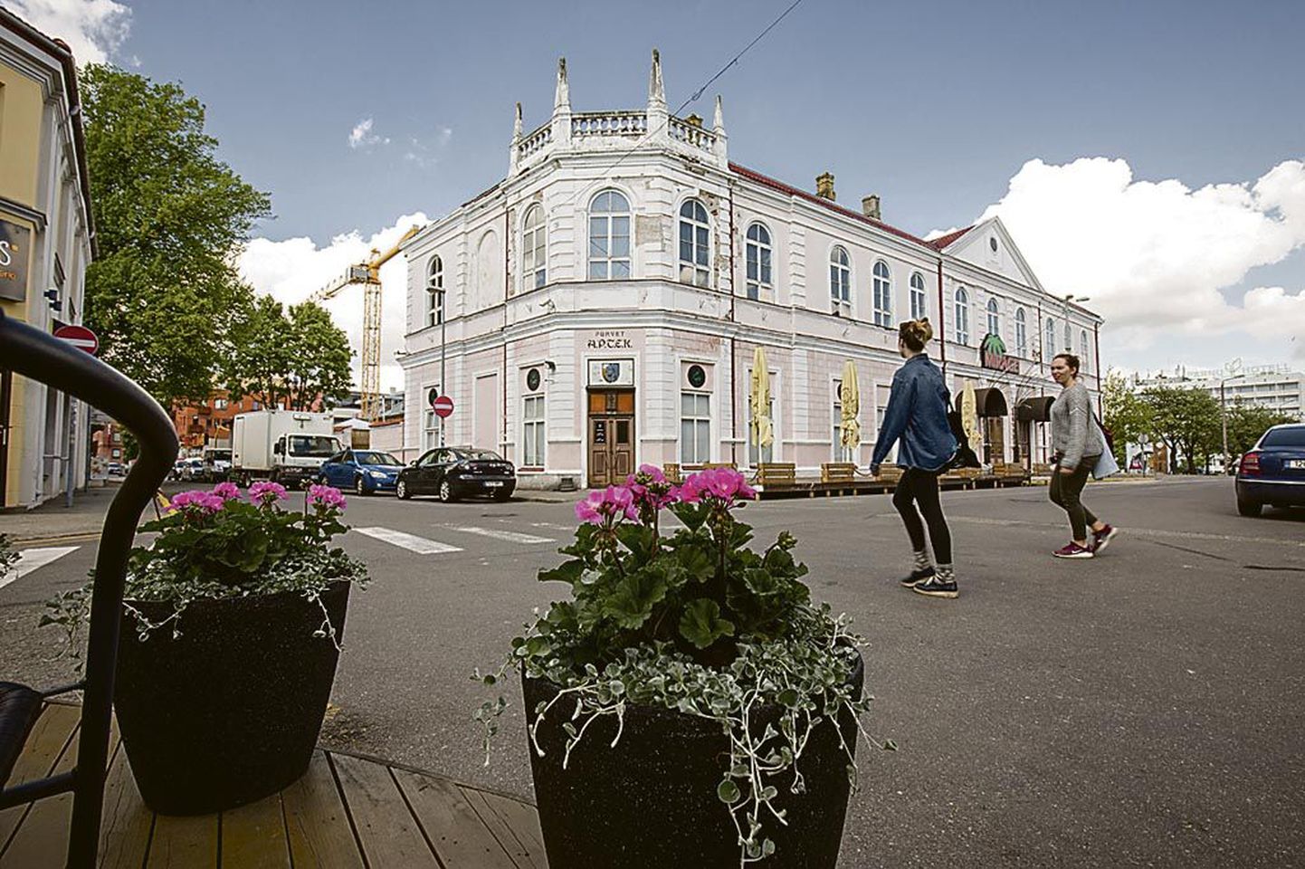 Hommiku ja Rüütli tänava ristis asub Pärnu ööelu keskus ja soojad suveilmad tähendavad rohkem melu tänavatelgi.