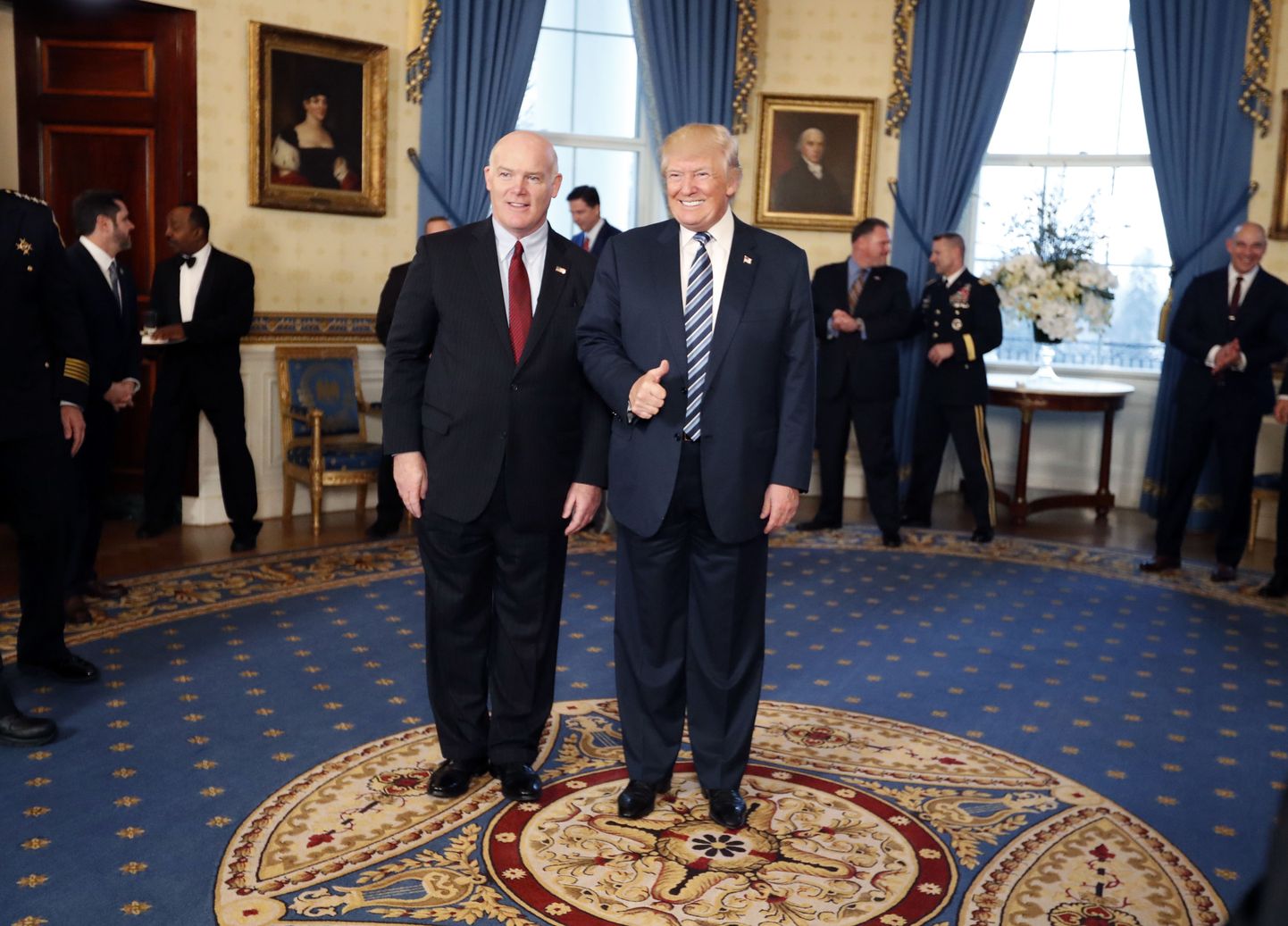 Salateenistuse juht Joseph Clancy (vasakul) koos president Donald Trumpiga