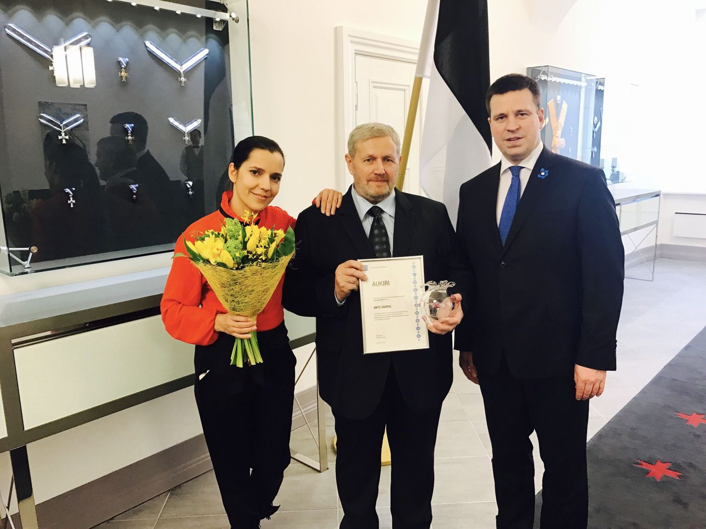 Ants Väärsi koos peaminister Jüri Ratase ja kampaania «Aitame Antsul aidata» eestvedaja Monika Kuzminaga.
