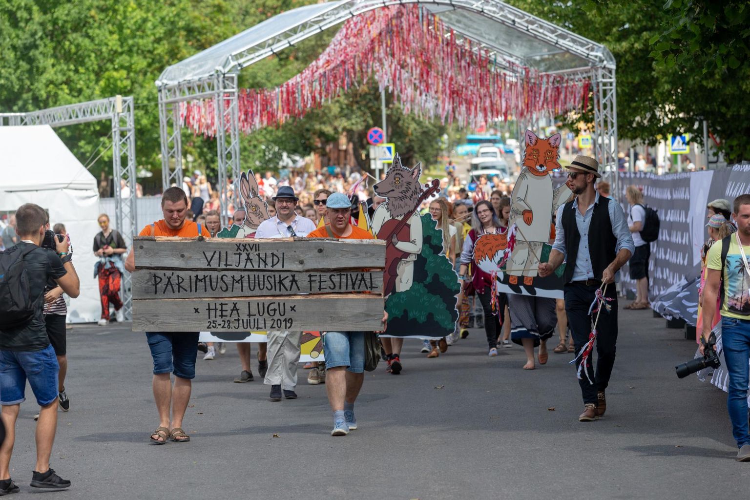 Järjekorras 27. pärimusmuusika festival avati rongkäigu ja kontserdiga.