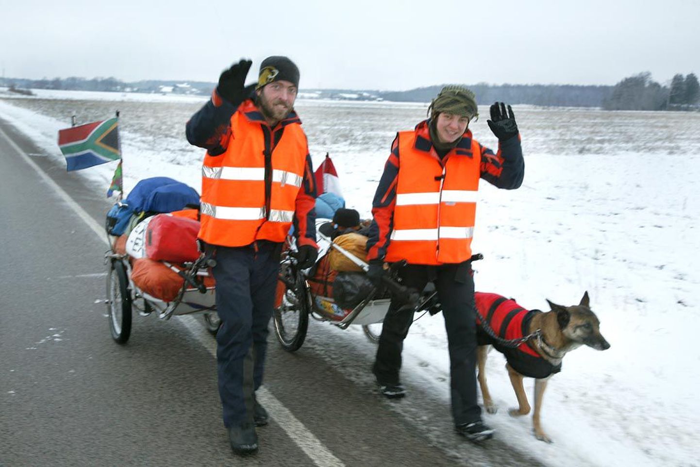 Jalgsirändurid Tina ja Ruan de Flaming koer Akela saatel olid Pärnumaal aastapäevad tagasi.