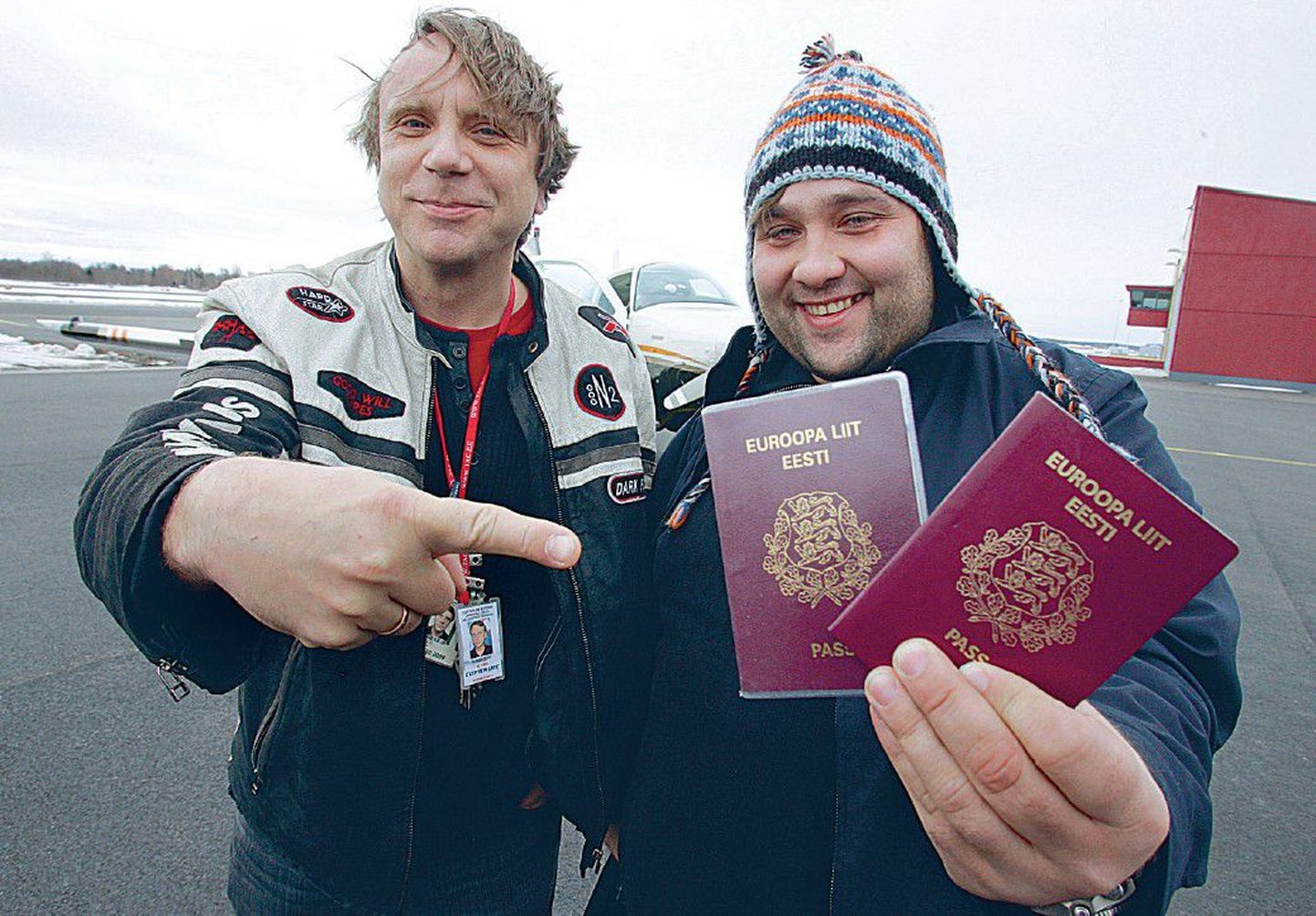 Märten Vaikmaal (paremal) ja tema sõbral Tõnis Lepal on Saaremaa ots tehtud ja passid pealinnas. Nüüd lõpuks saab lapsed koju lennutada.