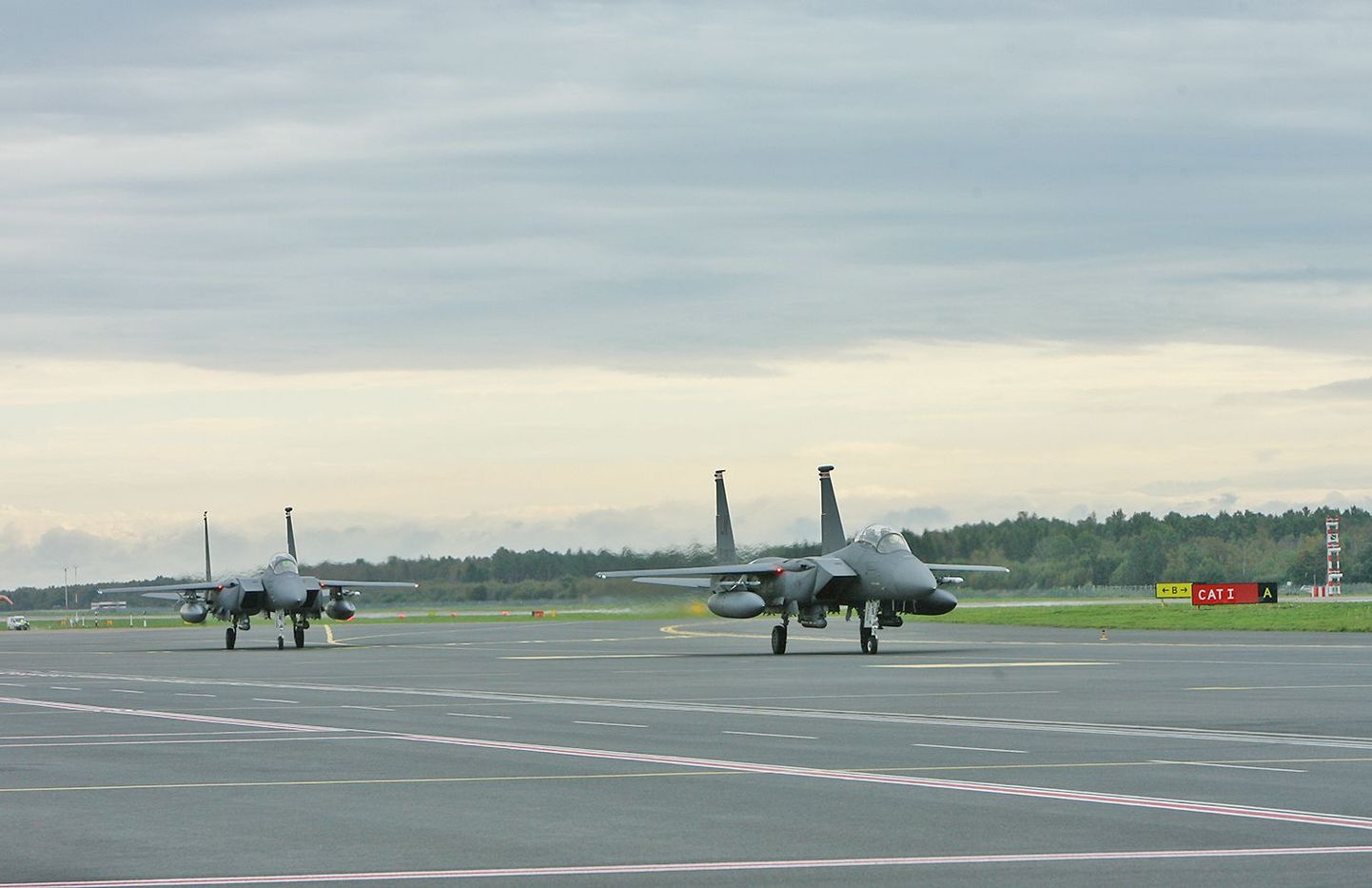 Hävitajad F-15 Tallinna lennuväljal.