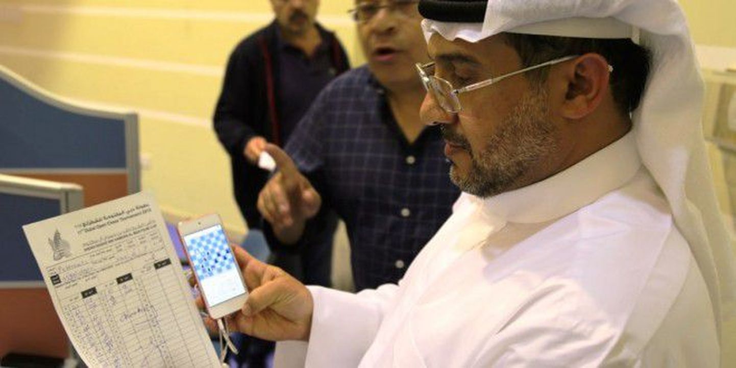 Dubai Openi korraldajad demonstreerivad tualetist leitud mobiiltelefoni, mida Gaioz Nigalidze pettuse ajal kasutas