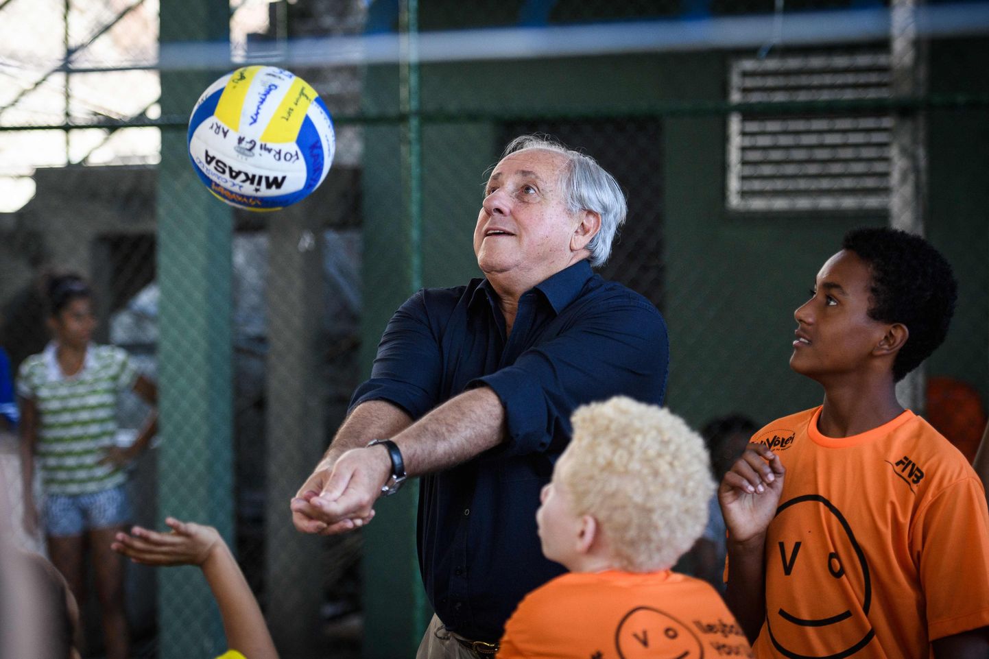 FIVBi president Ary Graca lastega võrkpalli mängimas.