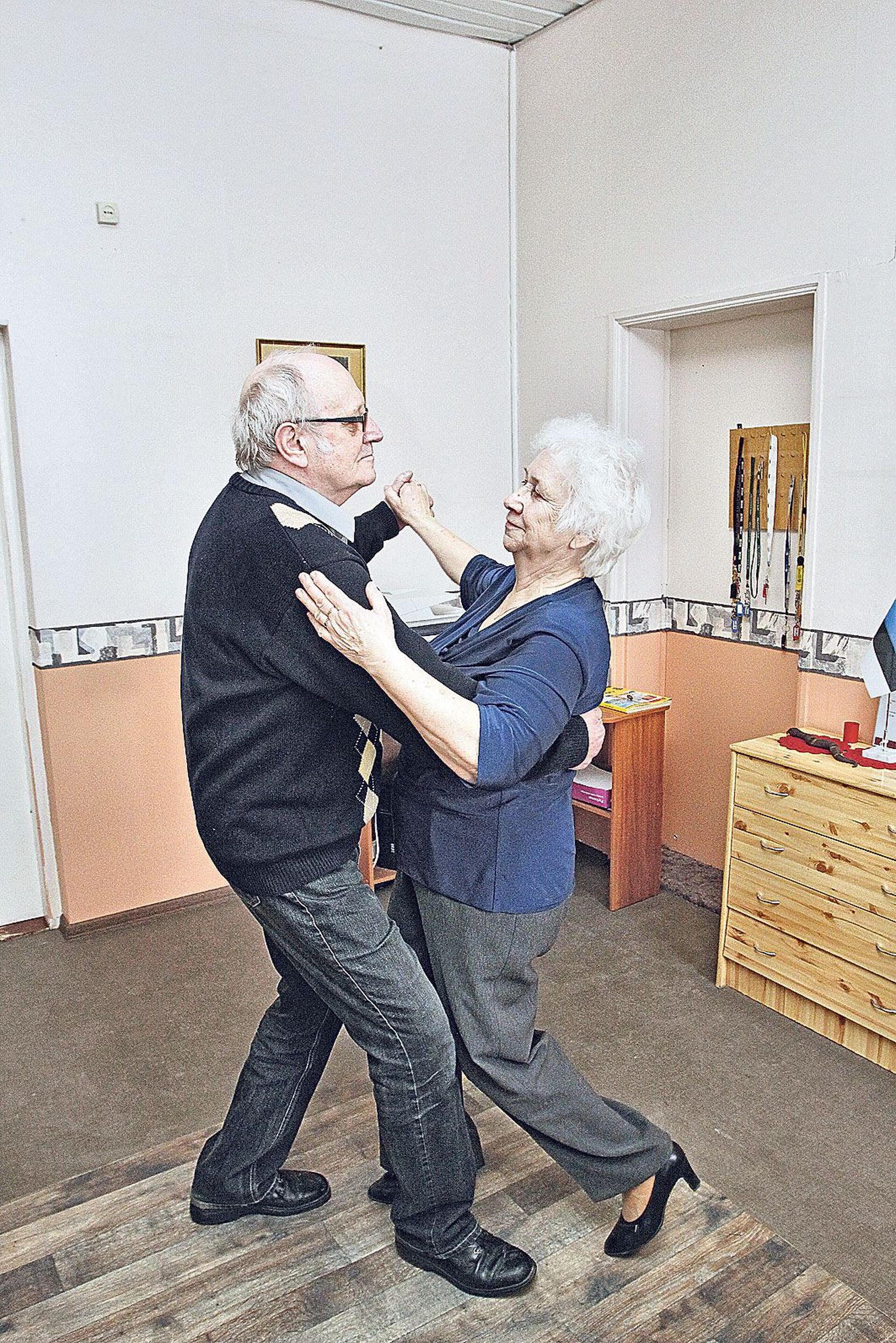 Aime Kalpus ja Matti Linno teevad valsitiiru Kodukotuse infotoas, kus nad mõlemad kordamööda töötavad. Aime Kalpus on spetsiaalselt kingad jalga pannud ning Matti Linno sõnab vabandades, et ilma lipsuta ta tantsima tavaliselt ei lähe.