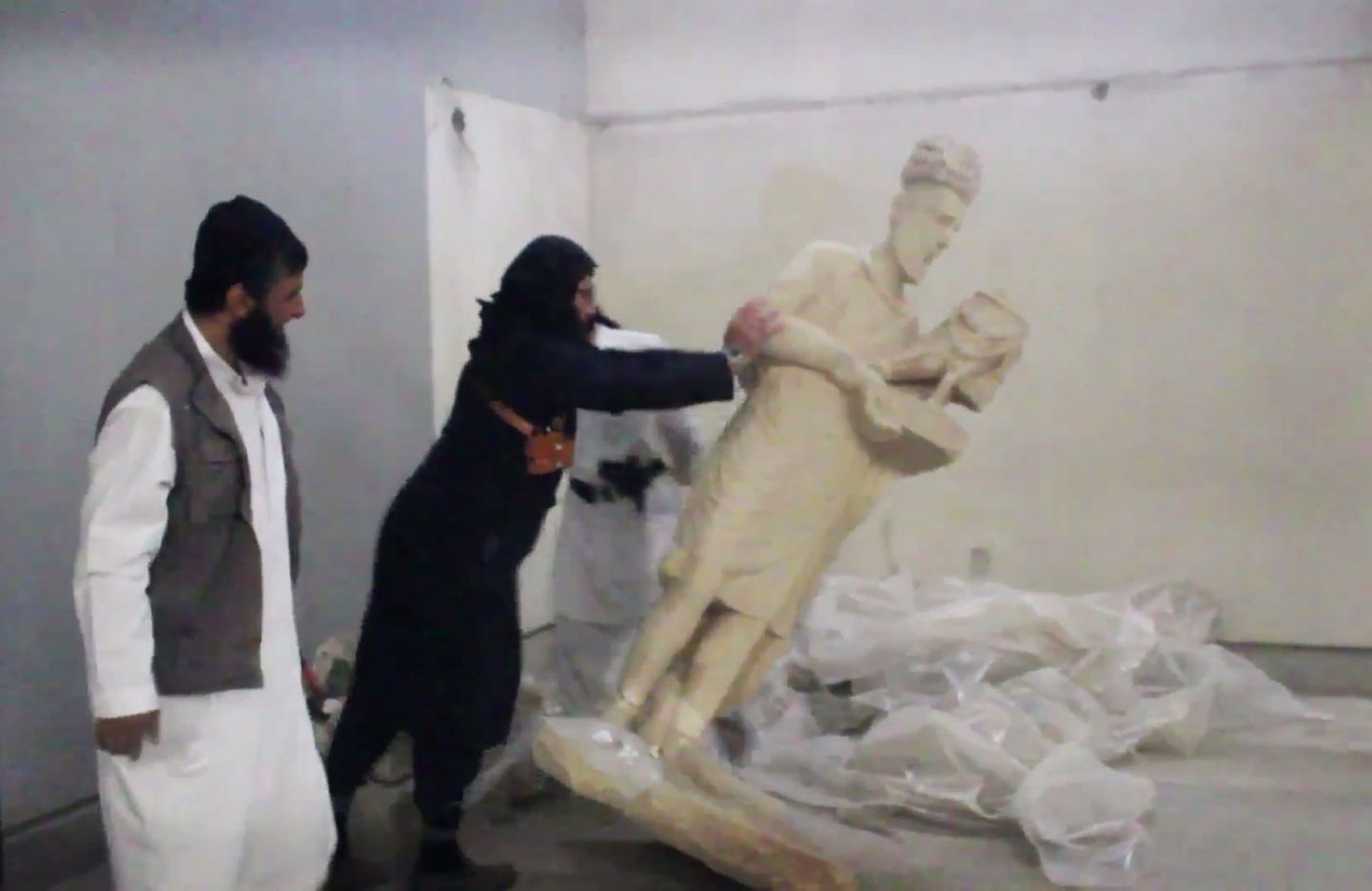 Islamiriigi avaldatud foto kultuuripärandi hävitamisest Mosuli muuseumis.