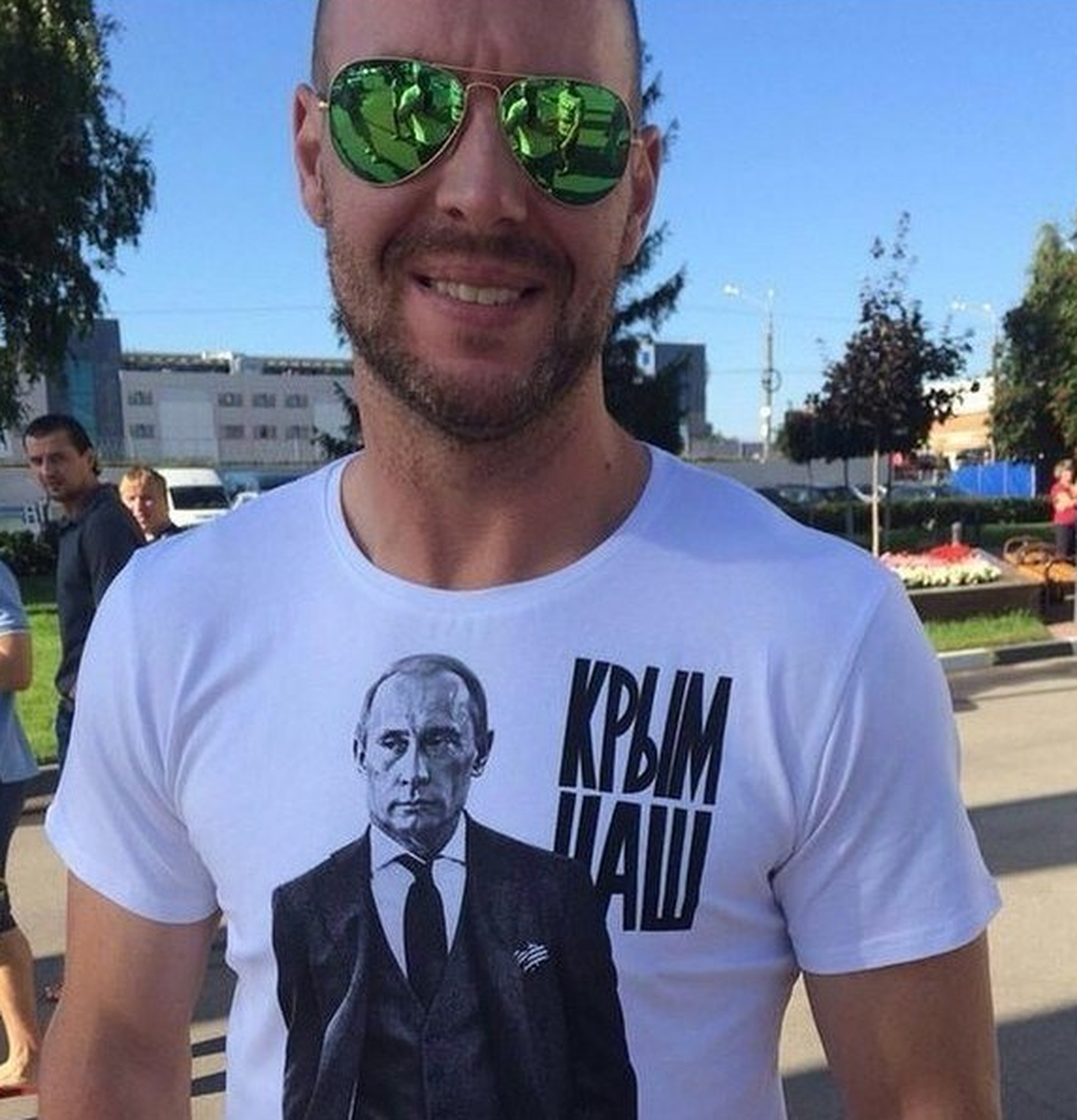 Deron Quint kandmas Vladimir Putini pildiga T-särki, millel seisab "Krimm on meie!"
