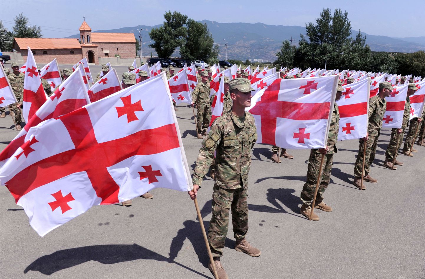 Gruusia sõdurid eile Tbilisis Vene-Gruusia konflikti aastapäeva mälestusteenistusel.