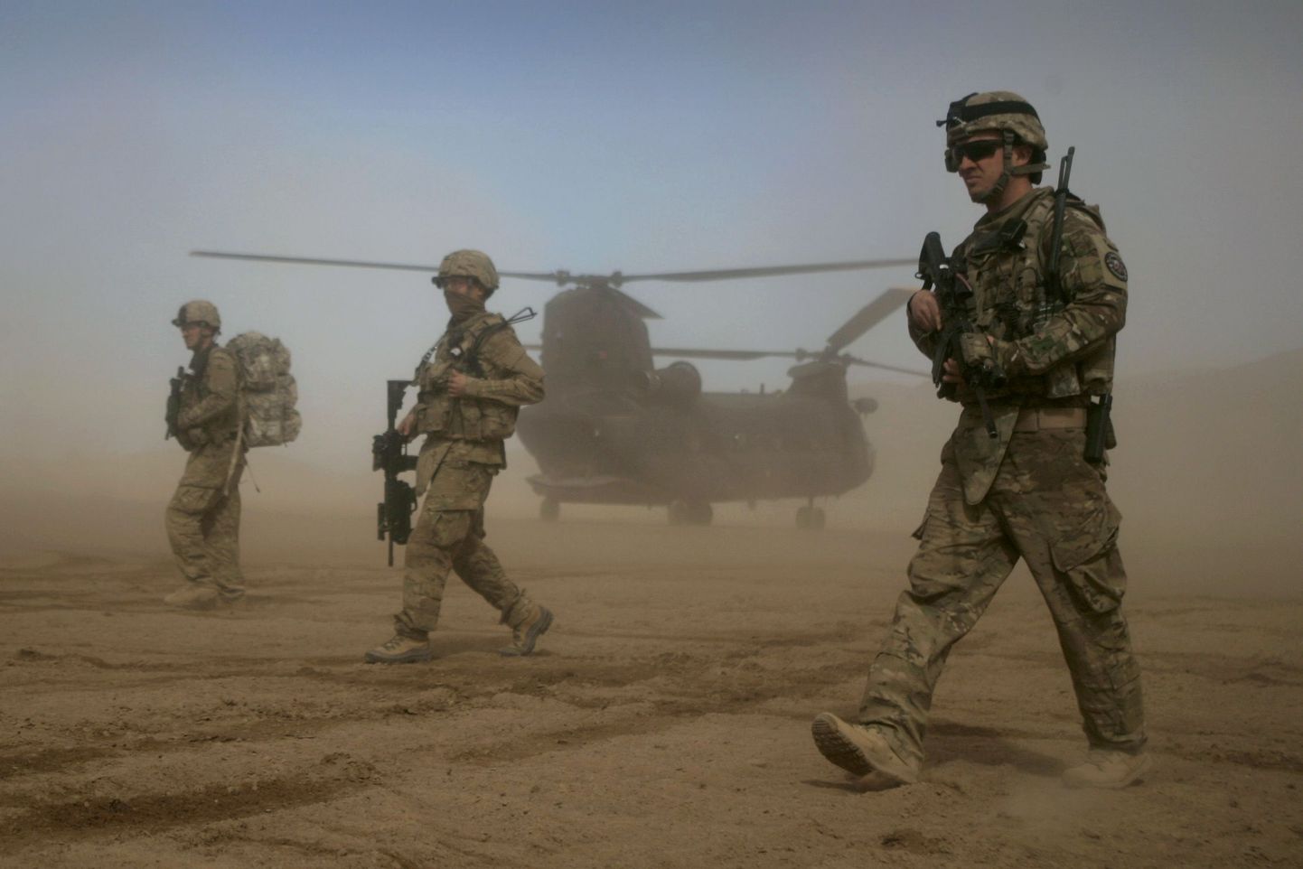 Afganistani-missioonis osalevad USA sõdurid Heratis. Tagaplaanil helikopter Chinook.