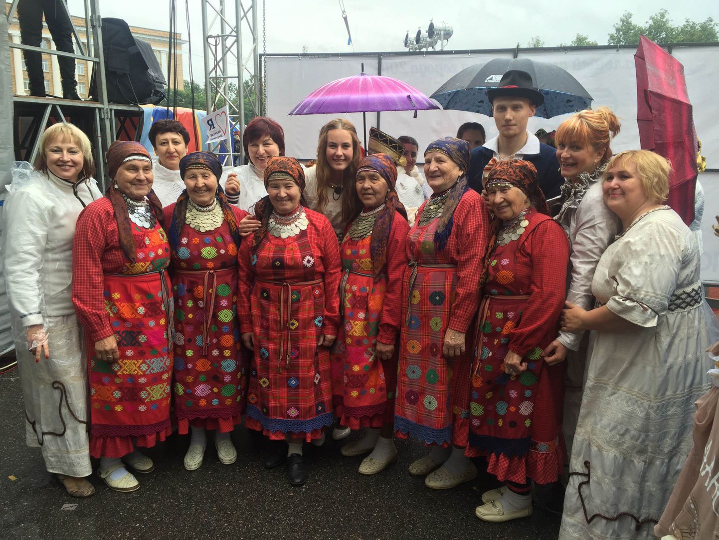 Ansambli Samsaara liikmed said Veliki Novgorodis aset leidnud festivalil tutvust teha vanaemadega Buranovost, kes oma südika ja särtsaka esinemisega Eurovisioonilgi publikut võlusid. Samsaara lauljatel avanes võimalus ühispilt teha.
