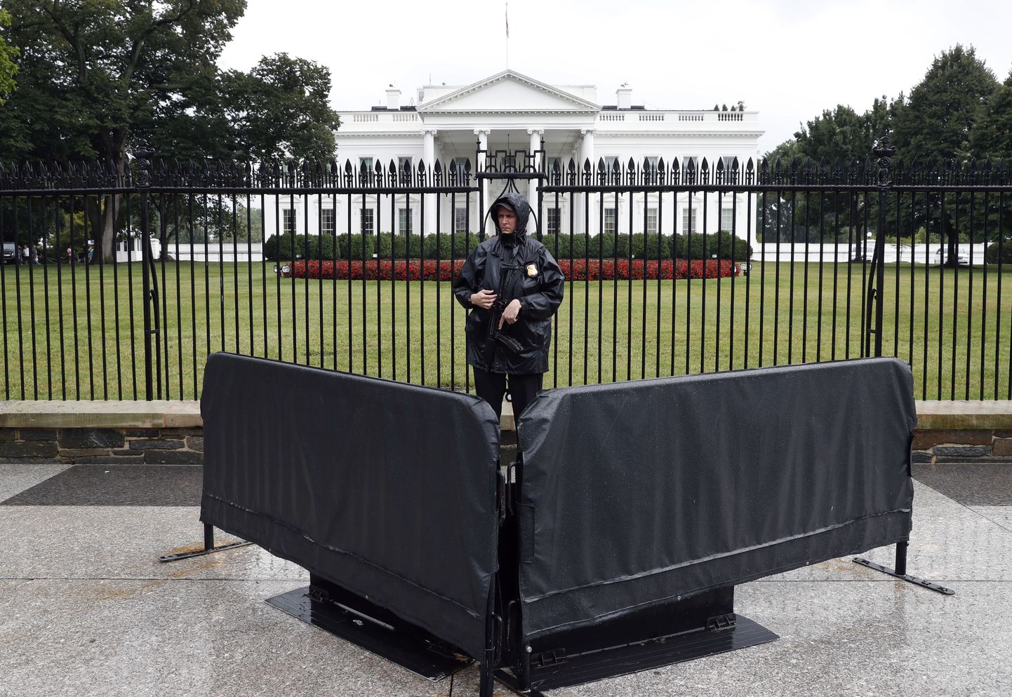 Сотрудник службы безопасности перед Белым домом.