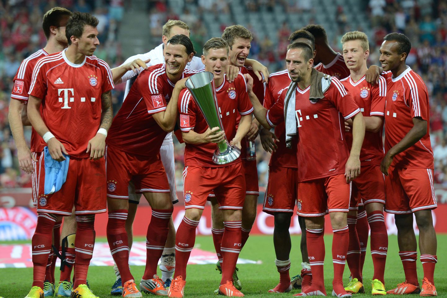 Müncheni Bayerni mängijad Audi Cupi karikaga