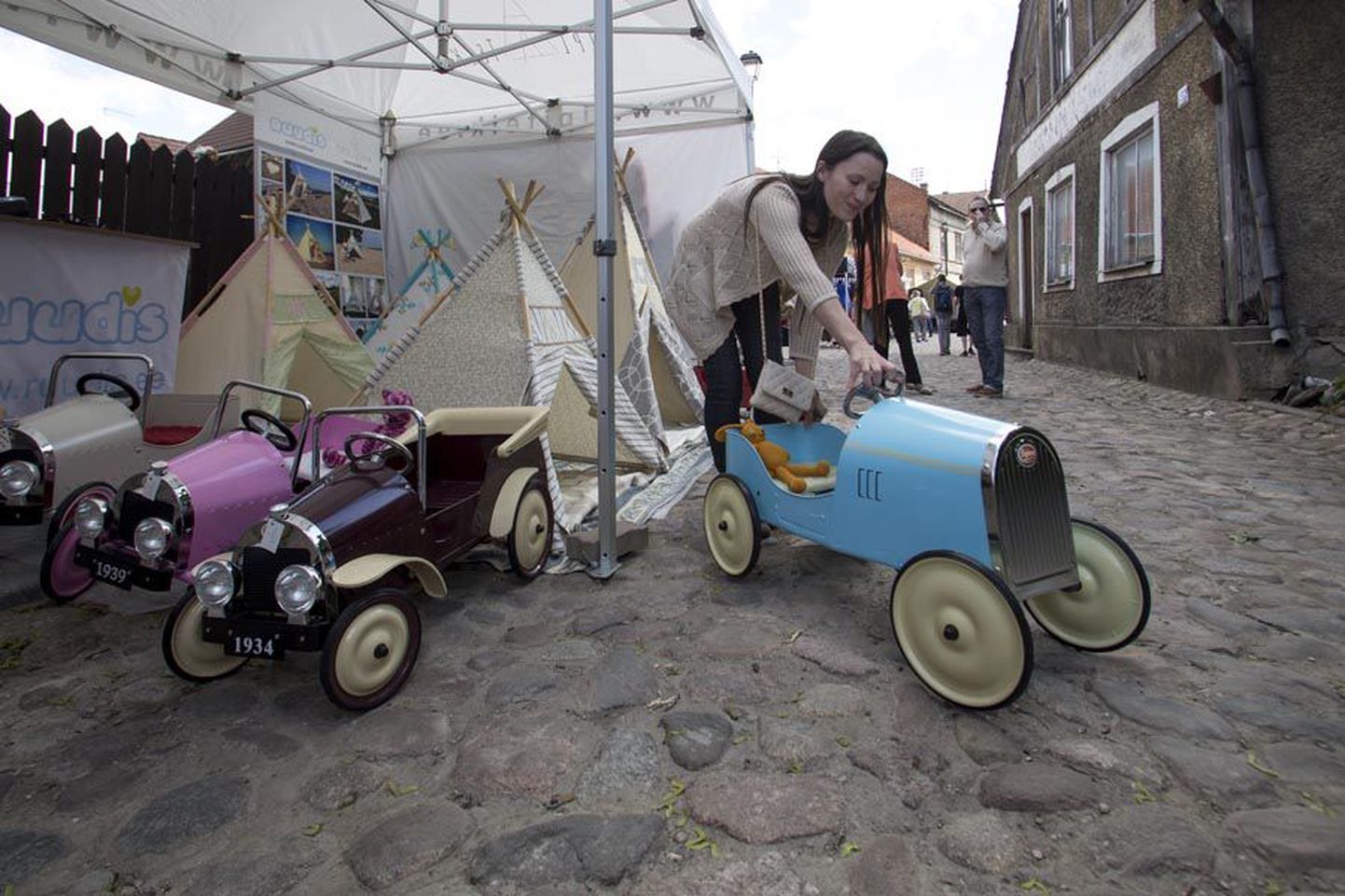 Kes ei mäletaks lapsepõlvest pedaalidega autosid? Gertrud Eist müüs Prantsusmaalt tellitud mudeleid, millega ringi sõita.