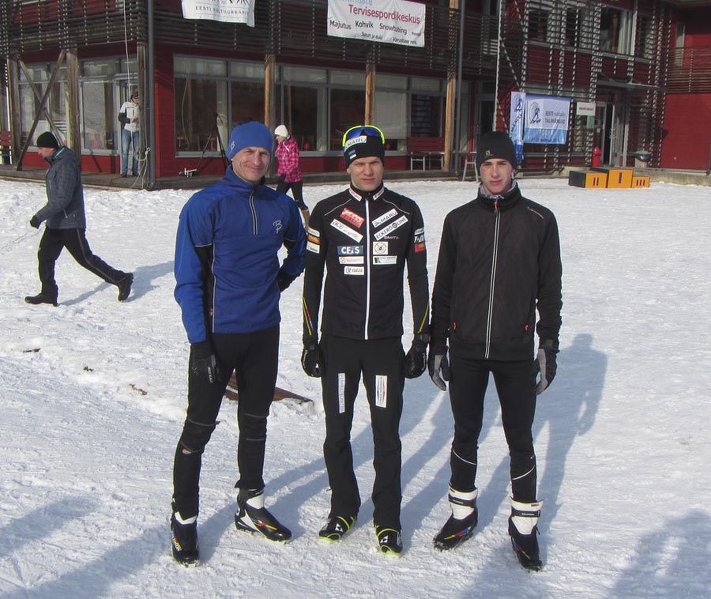Suure-Jaani valla teatesuusatamise meeskond koosseisus Alo Järve (vasakult), Rain Kuresoo ja Kermo Randmäe saavutas talimängudel kõrge kuuenda koha.