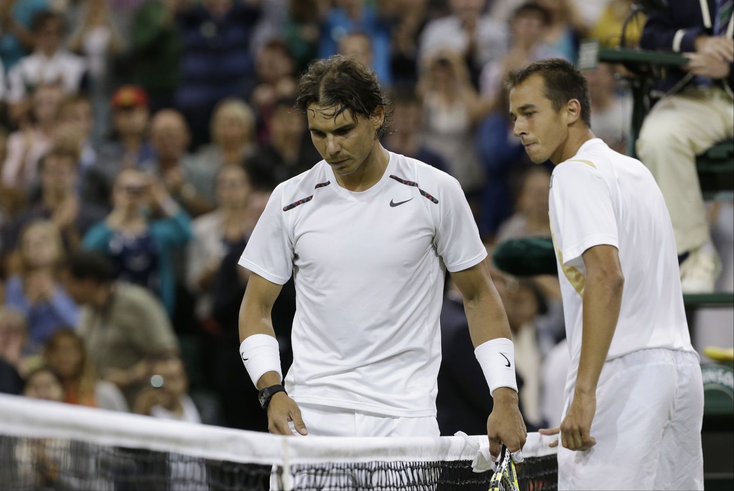 Rafael Nadal (vasakul) ja Lukas Rosol pärast mängu lõppu.