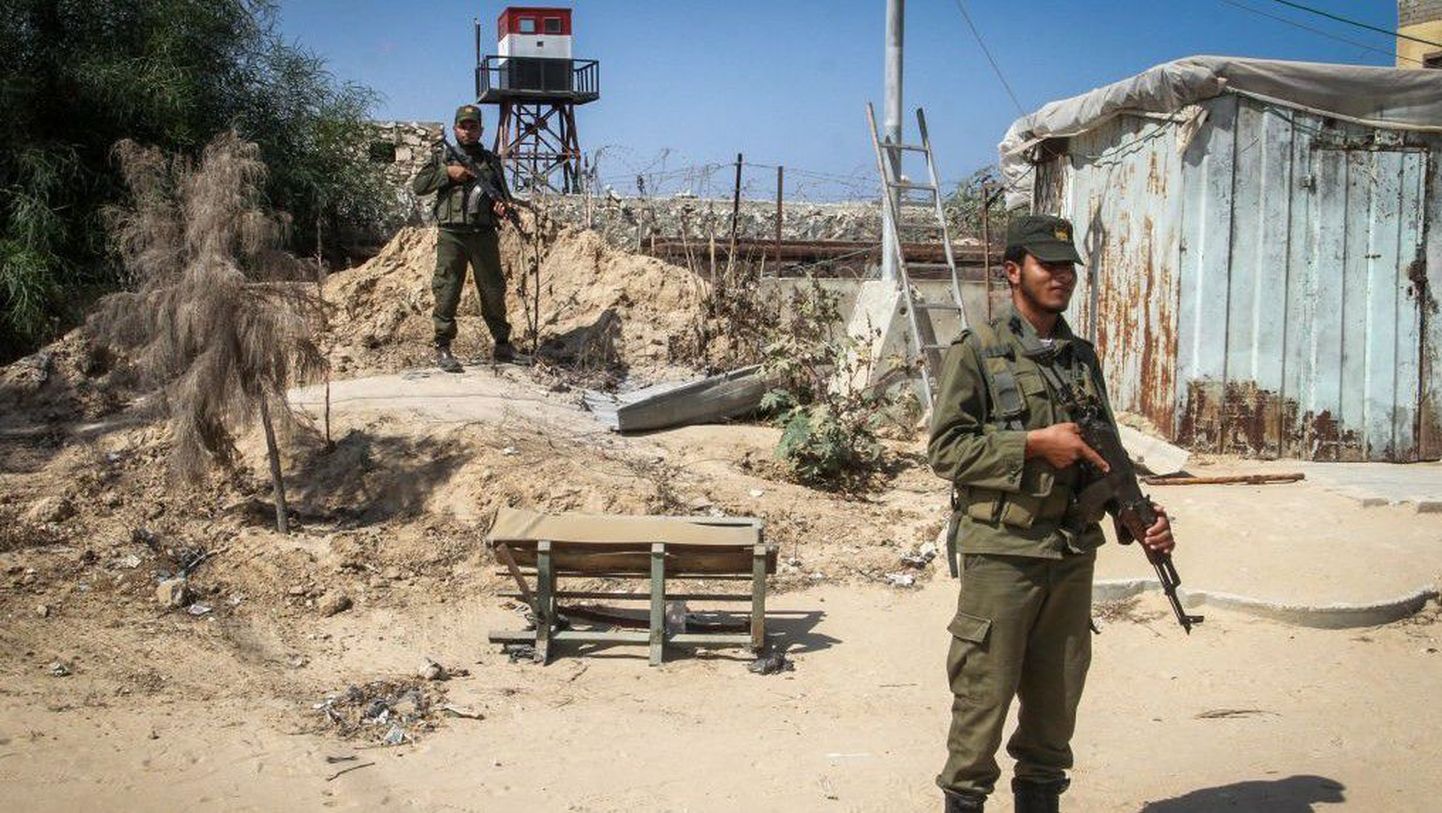 Hamasi julgeolekutöötajad Egiptuse piiri ääres.