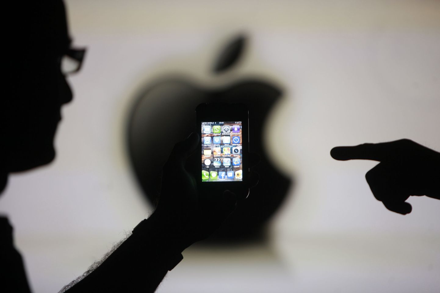iPhone на фоне логотипа Apple