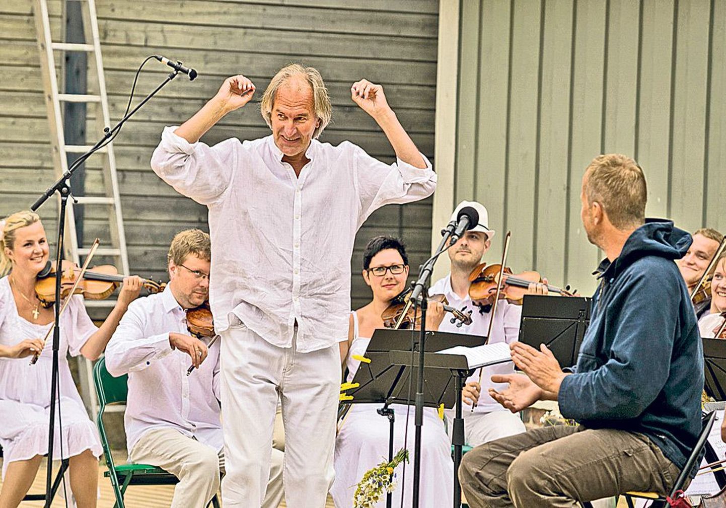 Meretagused mehed: Hellerella aia avamisel 2013 suvel sai Tõnu Kaljuste kokku Jaan Tättega, kes esines seal esimest korda elus kammer-
orkestriga.