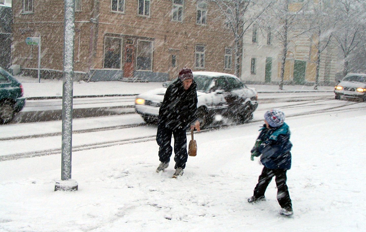 Vanaema ja lapselaps Pärnus lumetormis.