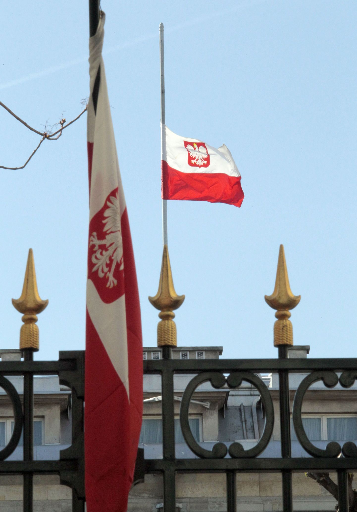 Poola lipud on täna leina märgiks pooles mastis.