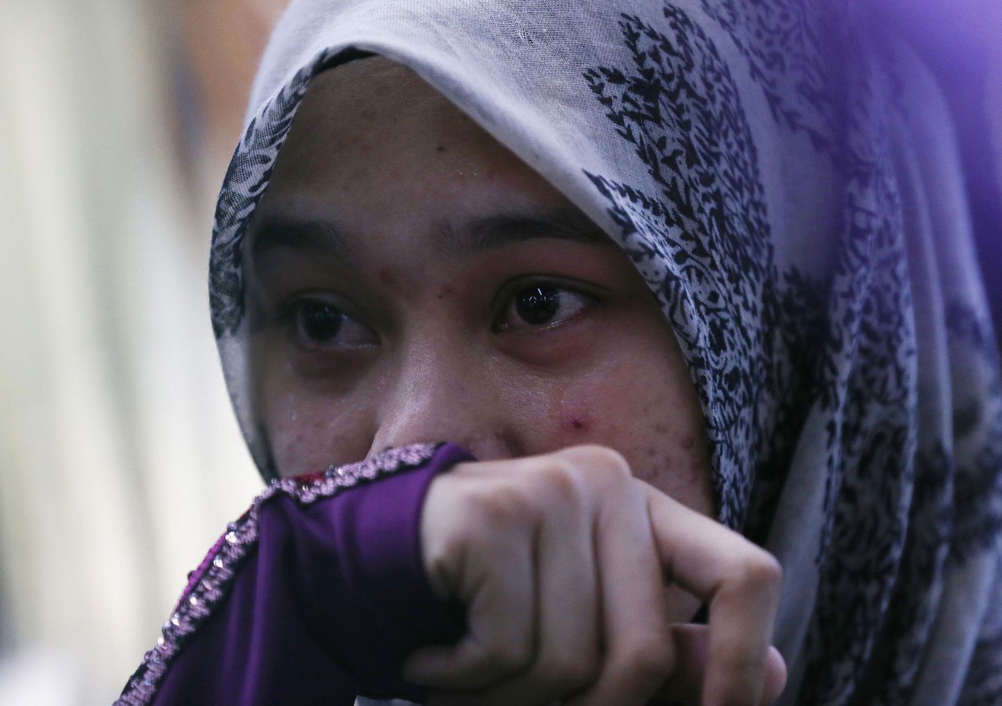 MH17 katastroofi teate järel jäi pressifotograafi kaamera ette ka lennuki kapteni vennatütre Atikah Abdul Rahmani valu.