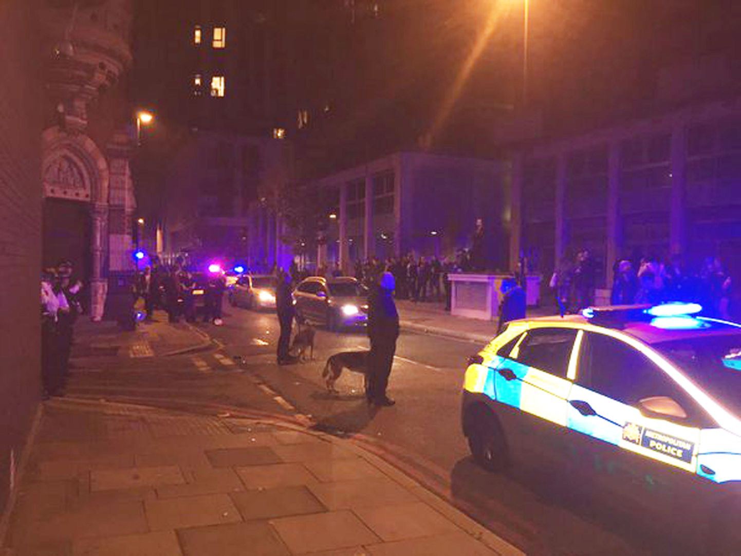 В Лондоне произошли столкновения между полицейскими и агрессивной молодежью.