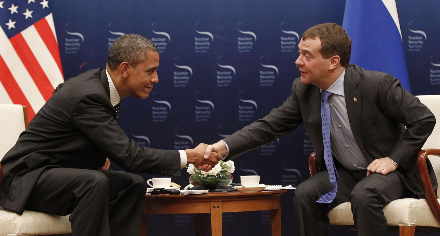 USA president Barack Obama koos Vene riigipea Dmitri Medvedeviga (paremal) täna Soulis.