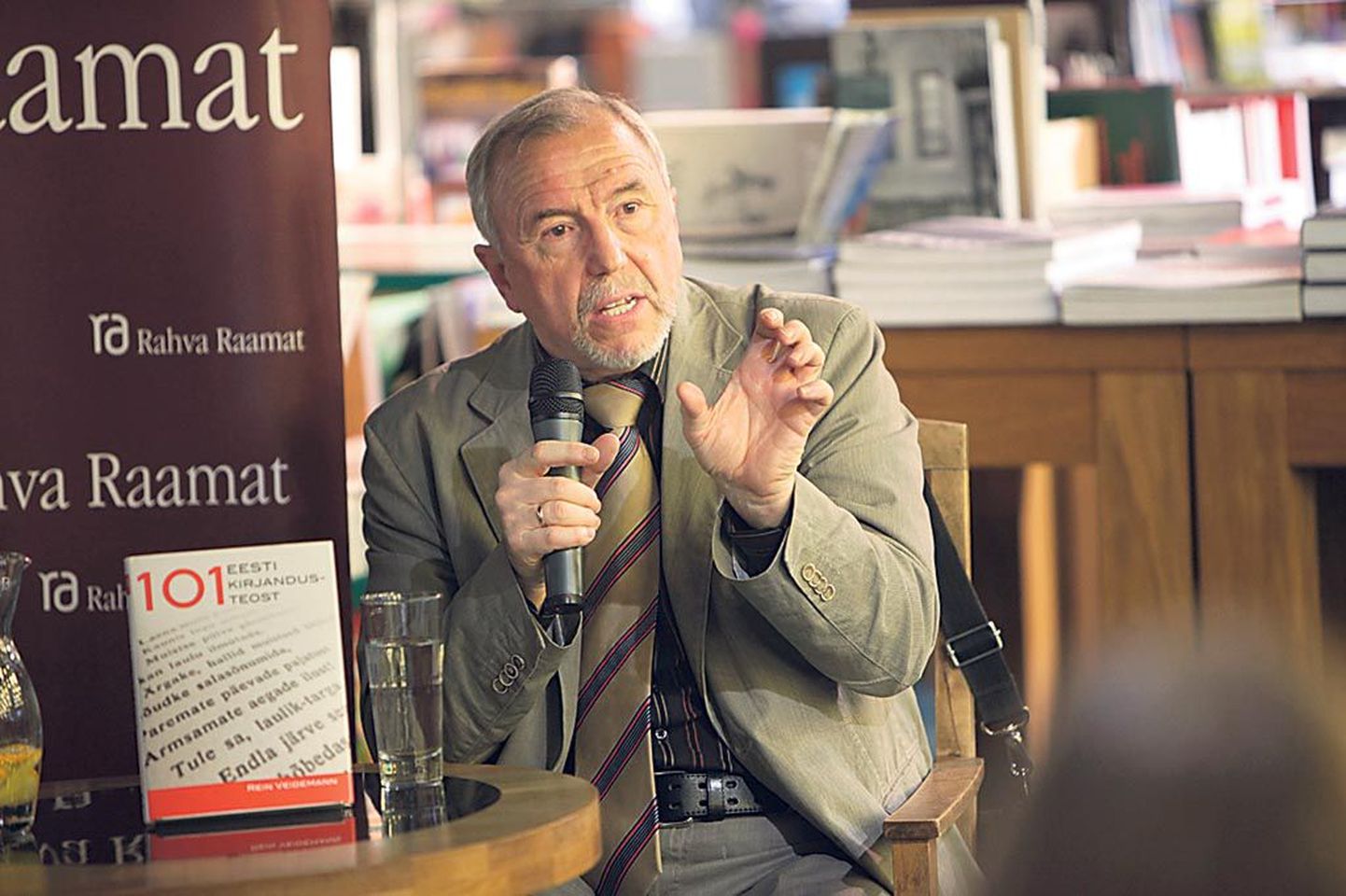 Eelmisel nädalal esitles Rein Veidemann raamatut ”101 Eesti kirjandusteost” pealinna Rahva Raamatu kaupluses.