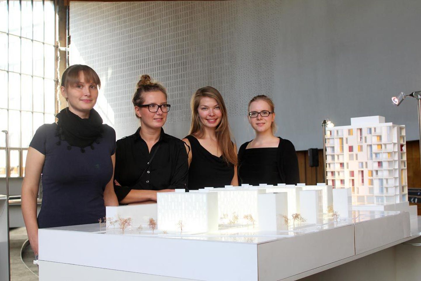 Arhitektuuribüroo b210 arhitektid (vasakult) Kadri Klementi, Aet Ader, Karin Tõugu ja Kaidi Õis. Fotol on kujutatud büroo varasem töö. Vaata fotosid Londoni poodiumilt klikkides loo lõpus olevale lingile.