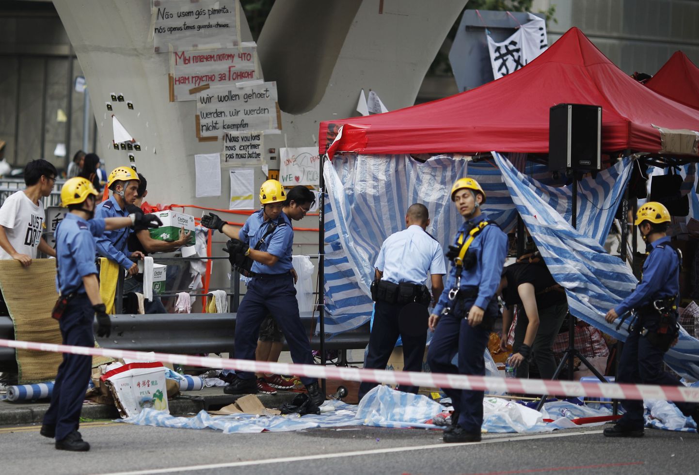 Hongkongi tuletõrjujad eemaldasid täna valitsuskvartalisse viivat teed blokeerinud protestijate telgid.