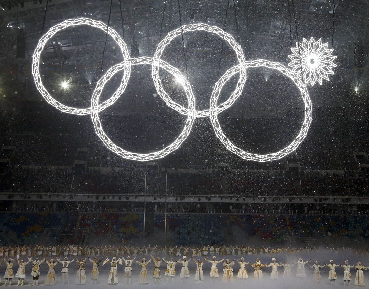 Нераскрывшееся кольцо во время открытия Олимпиады в Сочи.