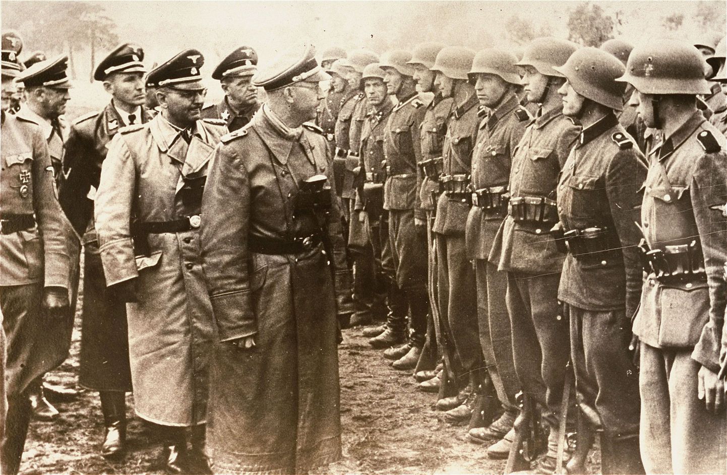 Gestapo ja Relva-SSi juht ning natsi-Saksamaa siseminister Heinrich Himmler (keskel) Galiitsia vabatahtlikega tutvumas. Jäädvustus on tehtud 3. juunil 1944. aastal.