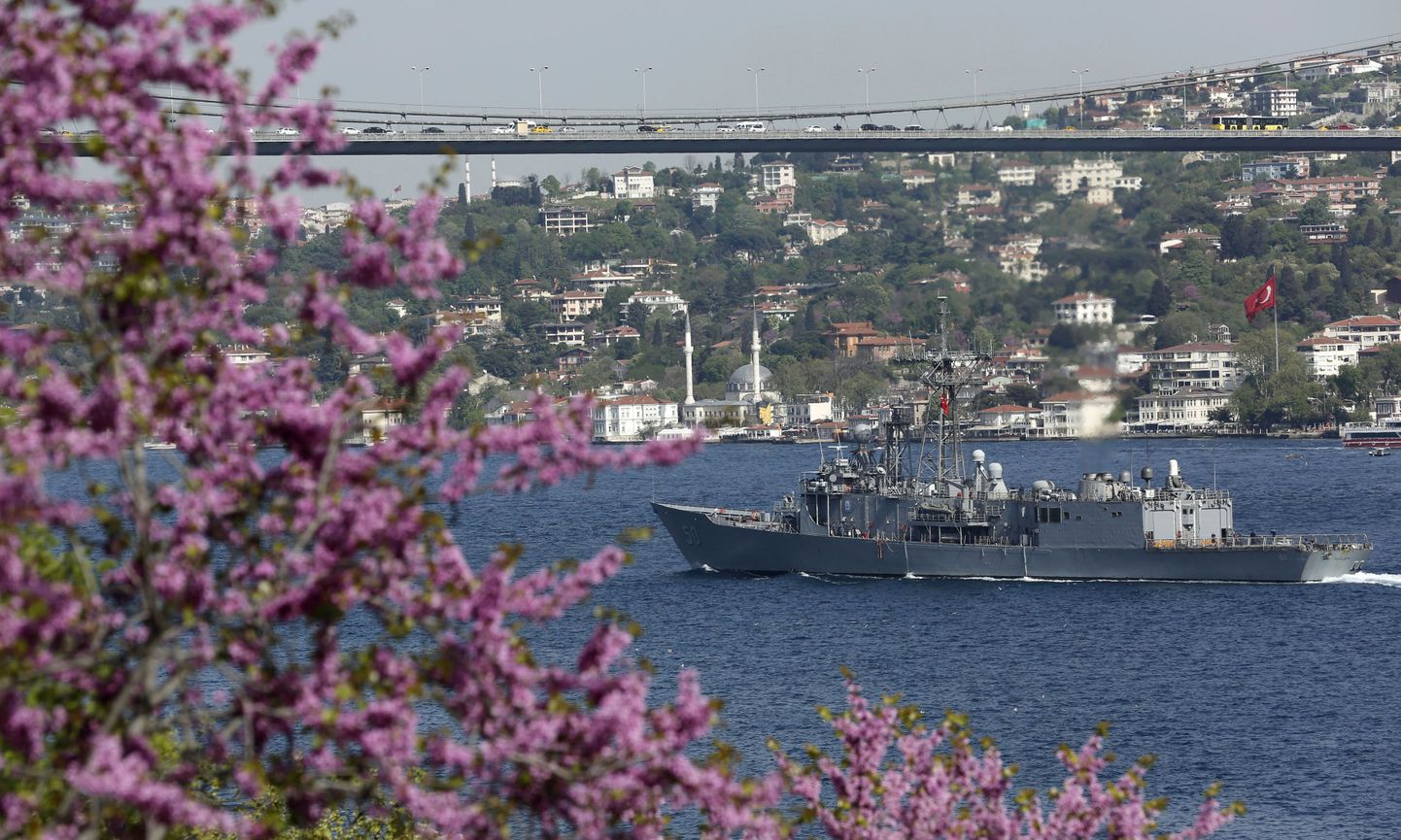 USA fregatt USS Taylor läbi eile Bosporuse väina.